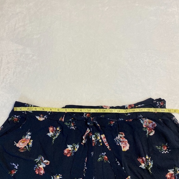 Navy Blue Floral Rayon Shorts 3X - Picture 4 of 6